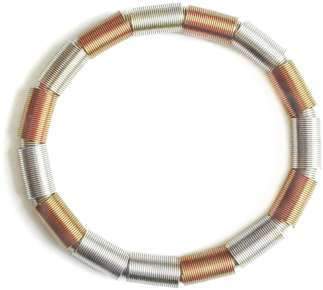 Ein stilvolles Armband namens 'CUT', bestehend aus abwechselnden Silber-, Gold- und Kupfermetallperlen, auf weißem Hintergrund fotografiert.