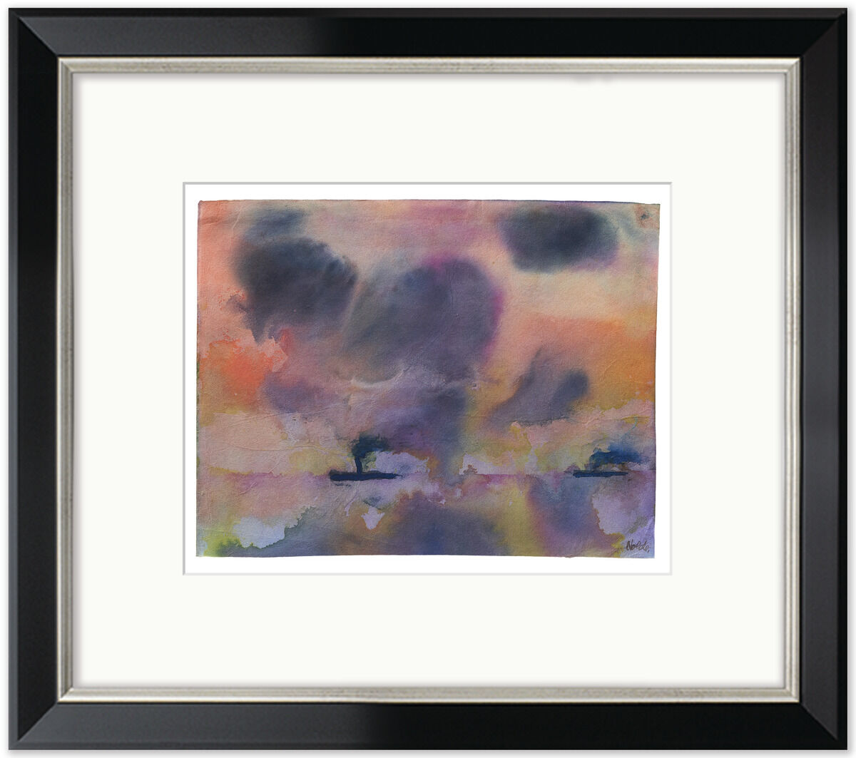 Das Bild 'Stilles Meer mit zwei Dampfern' von Emil Nolde aus dem Jahr 1946 zeigt einen expressionistischen Stil mit farbenfrohen Wolken und einem ruhigen, wellenlosen Meer, auf dem zwei Dampfer sichtbar sind. Dominiert von blauen, violetten, roten, orangenen, grünen und schwarzen Farben, ist es in einem schwarz-silbernen Rahmen eingerahmt.