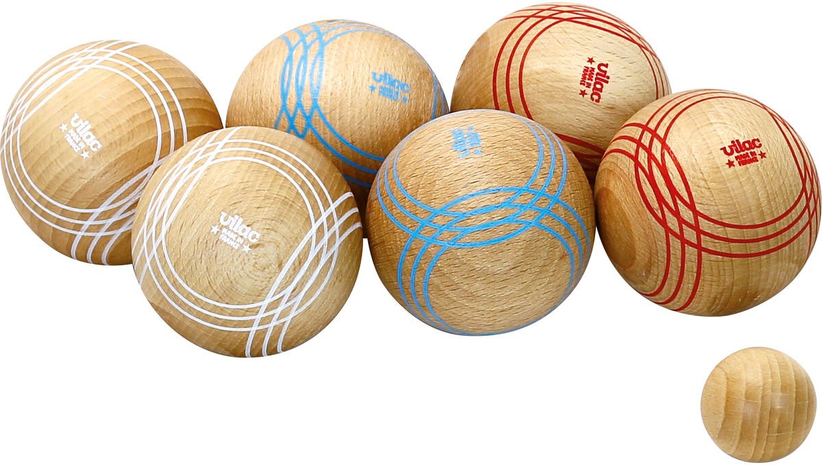 Das Bild zeigt sechs Holzbälle und eine kleine Holzkugel, die für das Boule-Spiel vorgesehen sind. Drei der größeren Bälle haben weiße Linien, zwei haben rote Linien und einer hat blaue Linien. Alle Bälle sind aus Holz gefertigt.