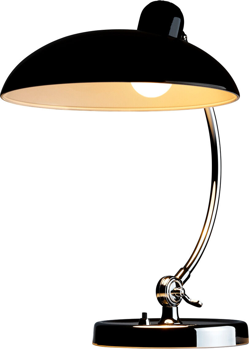 Ein elegantes, schwarzes und silbernes Tischlampe-Modell »Kaiser Idell« mit einem halbkugelförmigen Schirm und einer gebogenen Halterung auf einem stabilen Sockel.