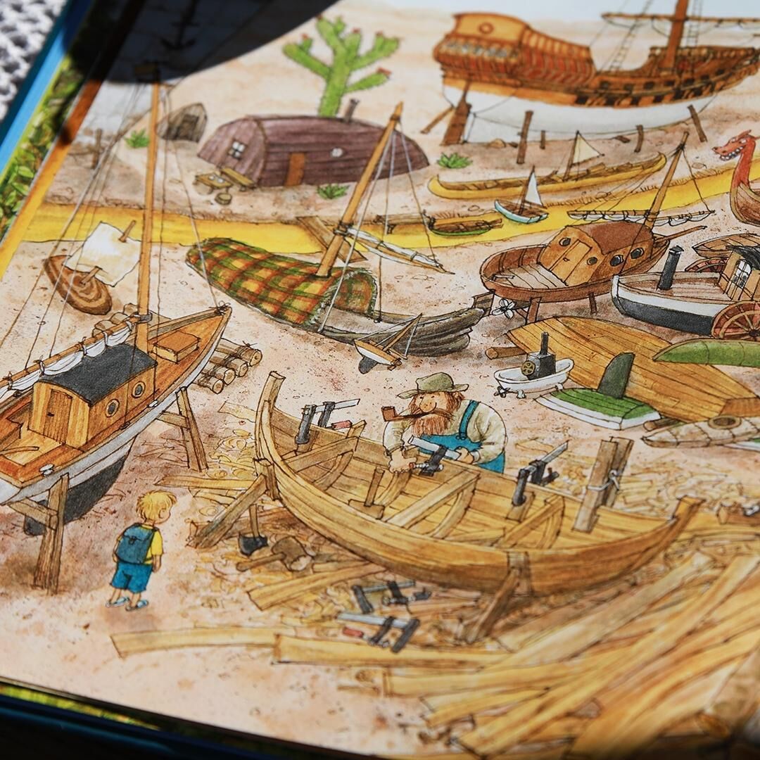 Illustration aus dem Kinderbuch 'Der Weg nach Hause' zeigt eine malerische Szene eines Hafens mit Holzbooten, einer Werkstatt und einem Mann bei der Arbeit. Ein Kind steht in der Nähe und beobachtet die Szenerie, die von natürlichen Farben dominiert wird.