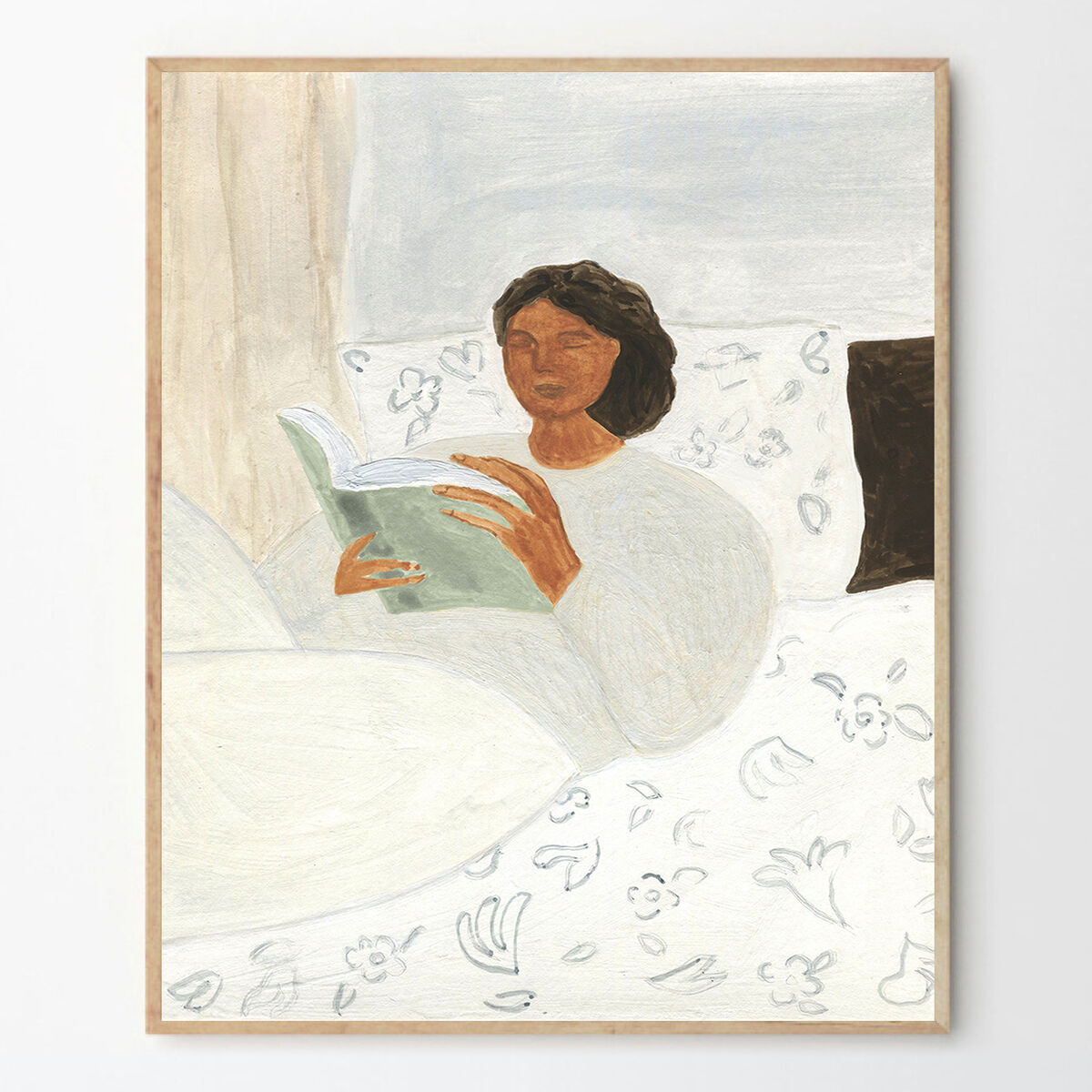 Ein Kunstwerk zeigt eine Frau, die gemütlich in einem Bett liegt und in einem Buch liest. Die Farben sind überwiegend in Weiß, Braun und Grün gehalten. Der Rahmen des Bildes ist schlicht und passend zu einem modernen Einrichtungsstil.
