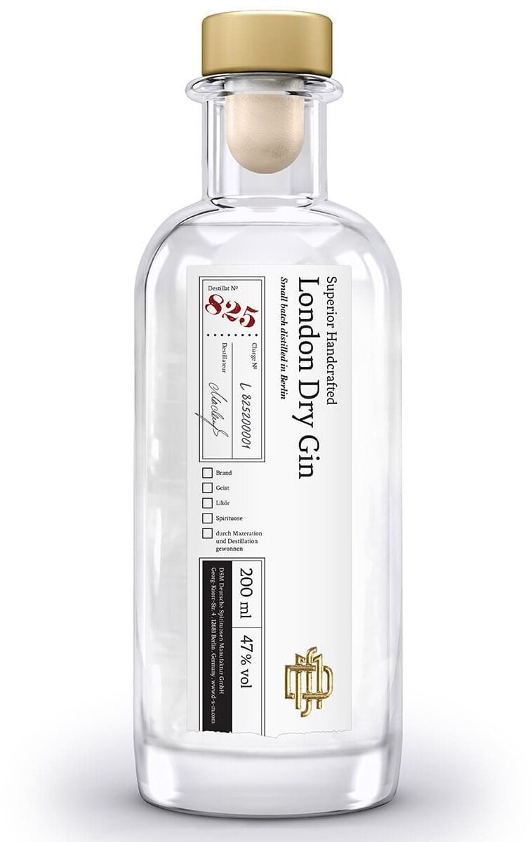 Eine klare Glasflasche mit einem goldenen Korkenverschluss. Das Etikett zeigt 'ZEIT-Sonderedition »Genussmomente No 1«', 'London Dry Gin' und das Volumen von 200 ml und 47% Alkoholgehalt.