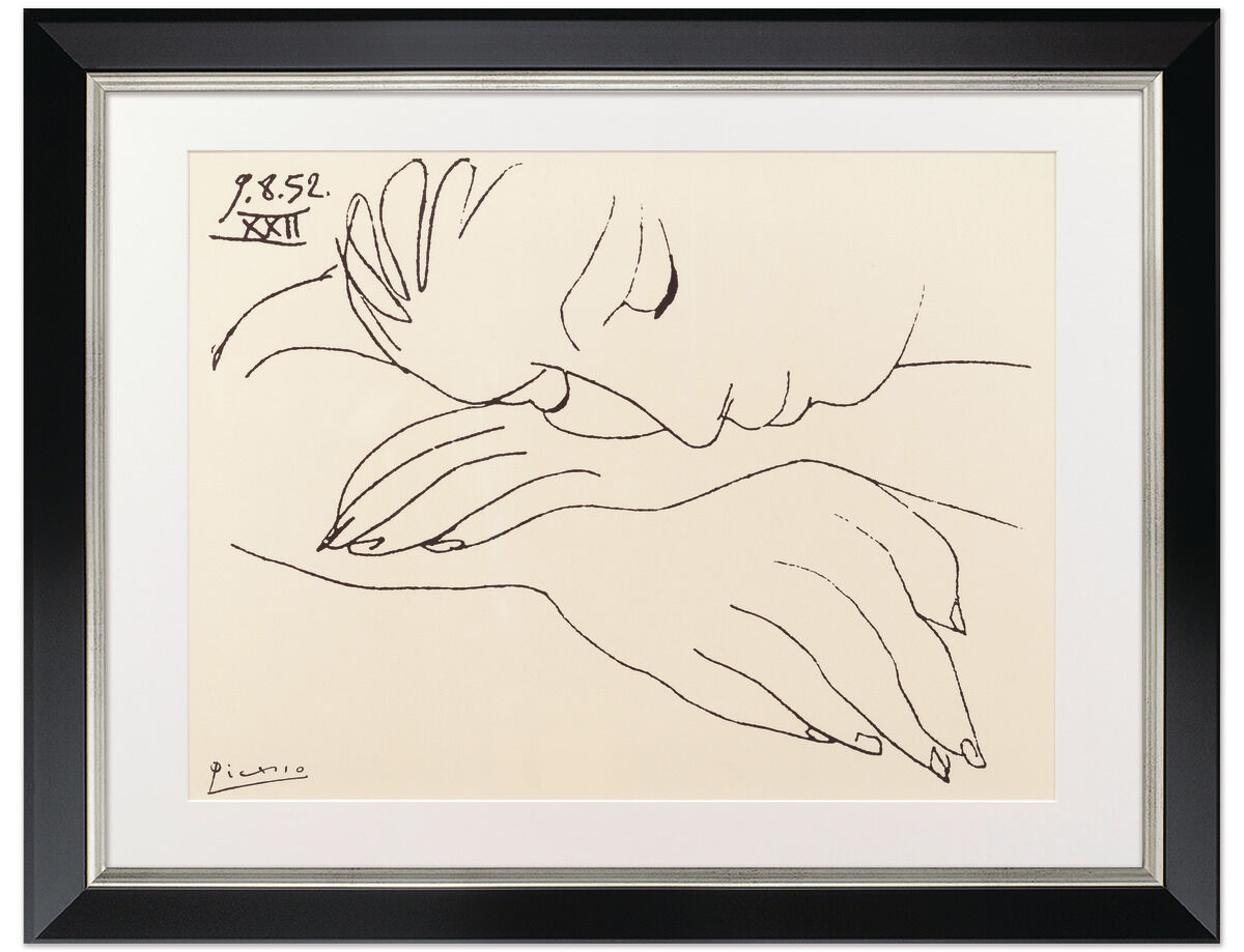 Ein minimalistisches Kunstwerk von Pablo Picasso mit dem Titel »War and Peace« aus dem Jahr 1952. Die Bleistiftzeichnung zeigt eine ruhende Person mit gefalteten Händen und geschlossenen Augen, eingefasst in einem schlichten schwarzen Rahmen.