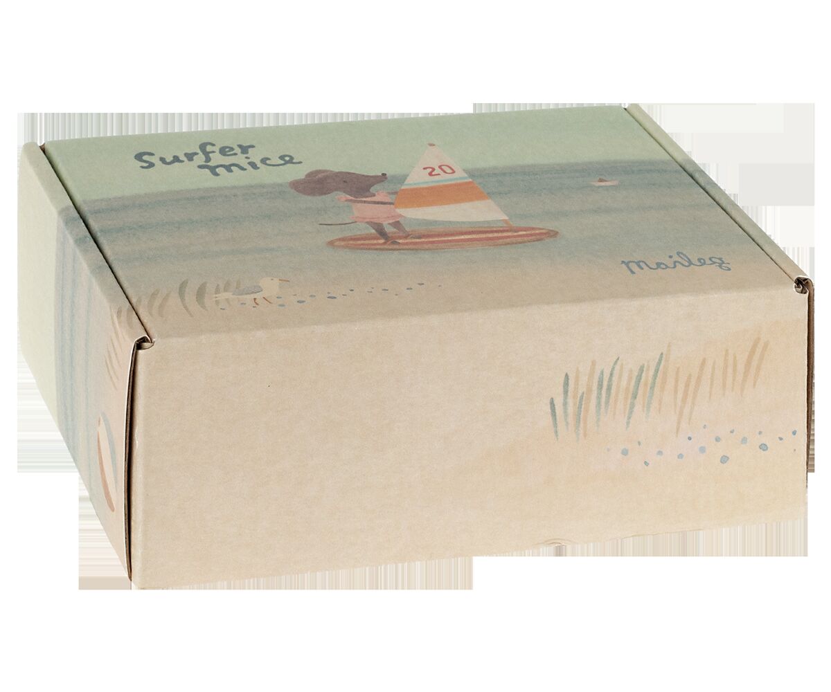 Eine Verpackung mit der Illustration einer surfenden Maus, die auf dem Meer segelt und umgeben von pastellfarbenen Strandelementen ist. Die Beschriftung 'Surfer mice' und der Markenname 'Maileg' sind darauf sichtbar.