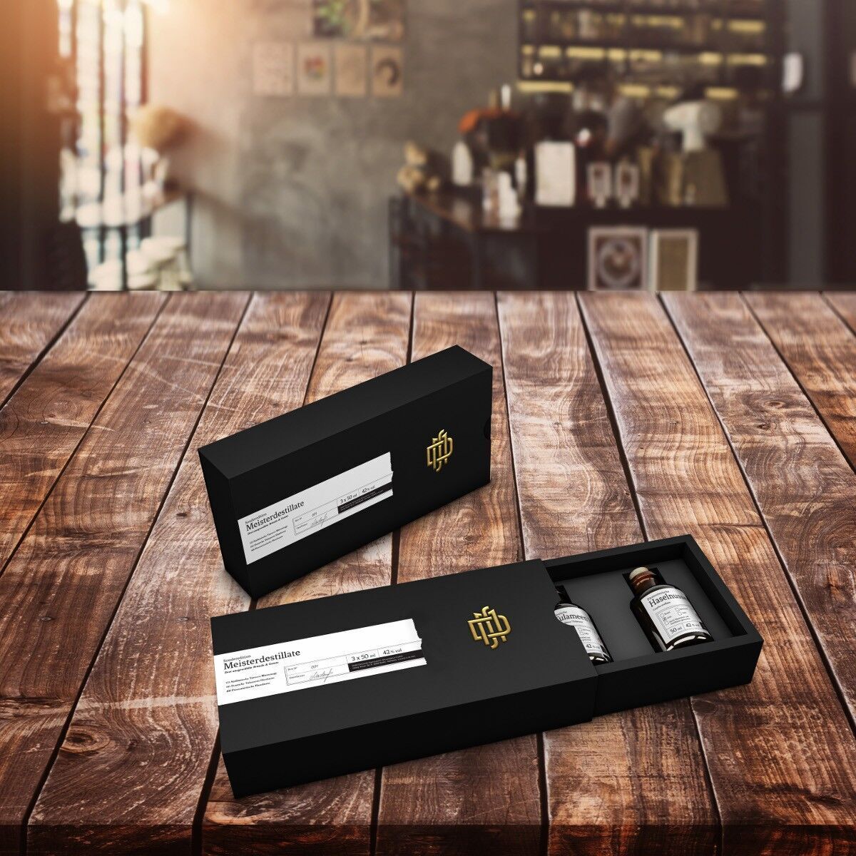 Eine edle Geschenkbox der ZEIT-Sonderedition »Meisterdestillate« auf einem rustikalen Holztisch. Die schwarze Box mit goldenen Akzenten enthält mehrere Flaschen hochwertiger Spirituosen. Im Hintergrund ist ein verschwommenes Regal mit weiteren Flaschen und Gläsern zu sehen, welches eine gemütliche Atmosphäre vermittelt.