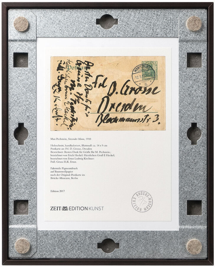 Gerahmtes Kunstwerk von Max Pechstein »Drei Miniatur-Kunstwerke«, 1910-1915. Das Bild zeigt eine Postkarte mit Briefmarke und handschriftlichem Text, eingerahmt in einem rechteckigen Rahmen. Der Rahmen hat vier silberne Befestigungen in den Ecken. Darunter ist eine Beschreibung der Kunstwerke mit gedrucktem Text angebracht.