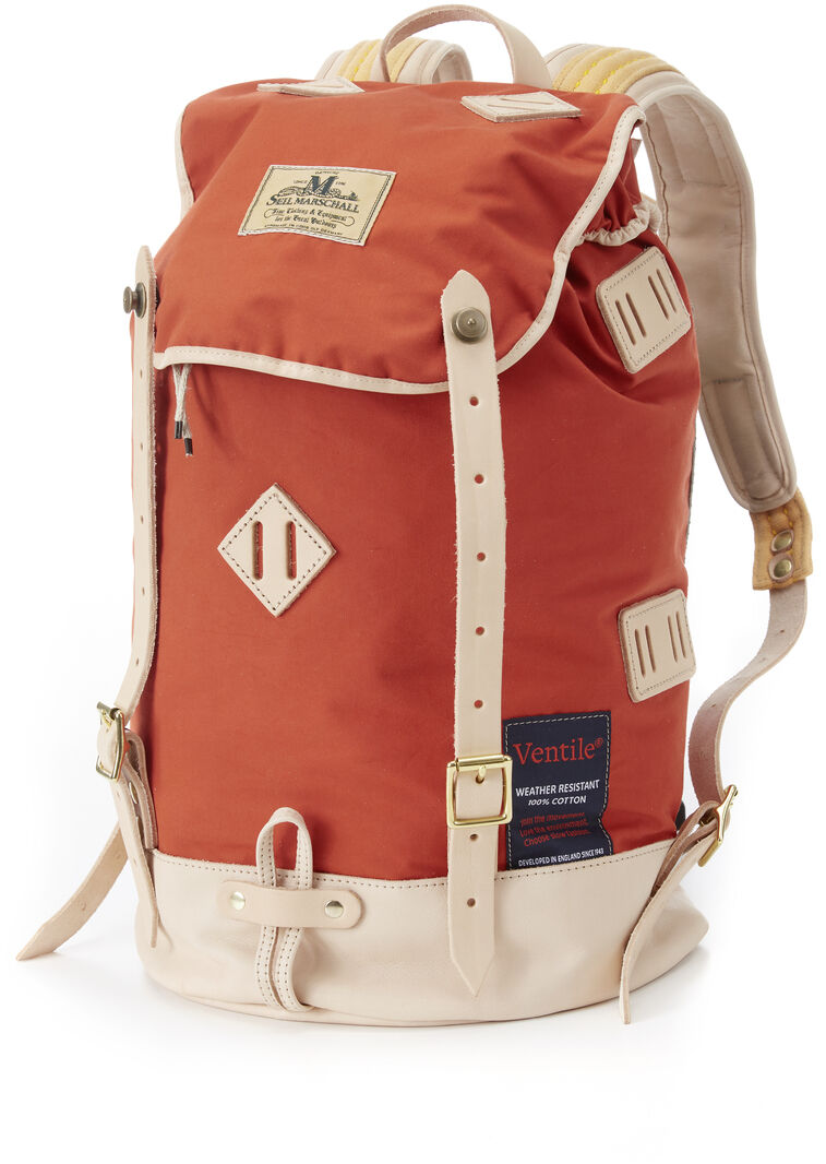 Ein orangefarbener Rucksack namens »Mountaineer« mit beigen Akzenten und robustem Design, ideal für Outdoor-Aktivitäten wie Wandern und Camping.