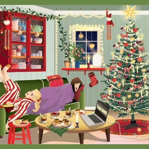Illustration eines gemütlichen Wohnzimmers mit dekoriertem Weihnachtsbaum, Geschenken, zwei entspannten Personen auf dem Sofa, gedecktem Tisch mit Gebäck, Laptop, Kerzen, Lichterketten und Pflanzen im Hintergrund. Warme, festliche Atmosphäre zur Weihnachtszeit.