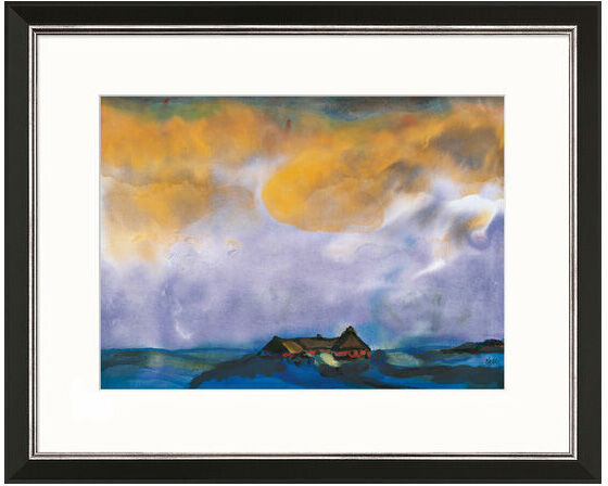 Gemälde von Emil Nolde mit dem Titel 'Hallig', das eine Küstenlandschaft mit zwei Häusern und einem stürmischen Himmel in kräftigen Farben zeigt. Die Farbpalette umfasst Blau, Gelb, Orange, Violett, Schwarz und Grün. Das Kunstwerk ist in einem schwarzen Rahmen mit breitem weißen Passepartout präsentiert.