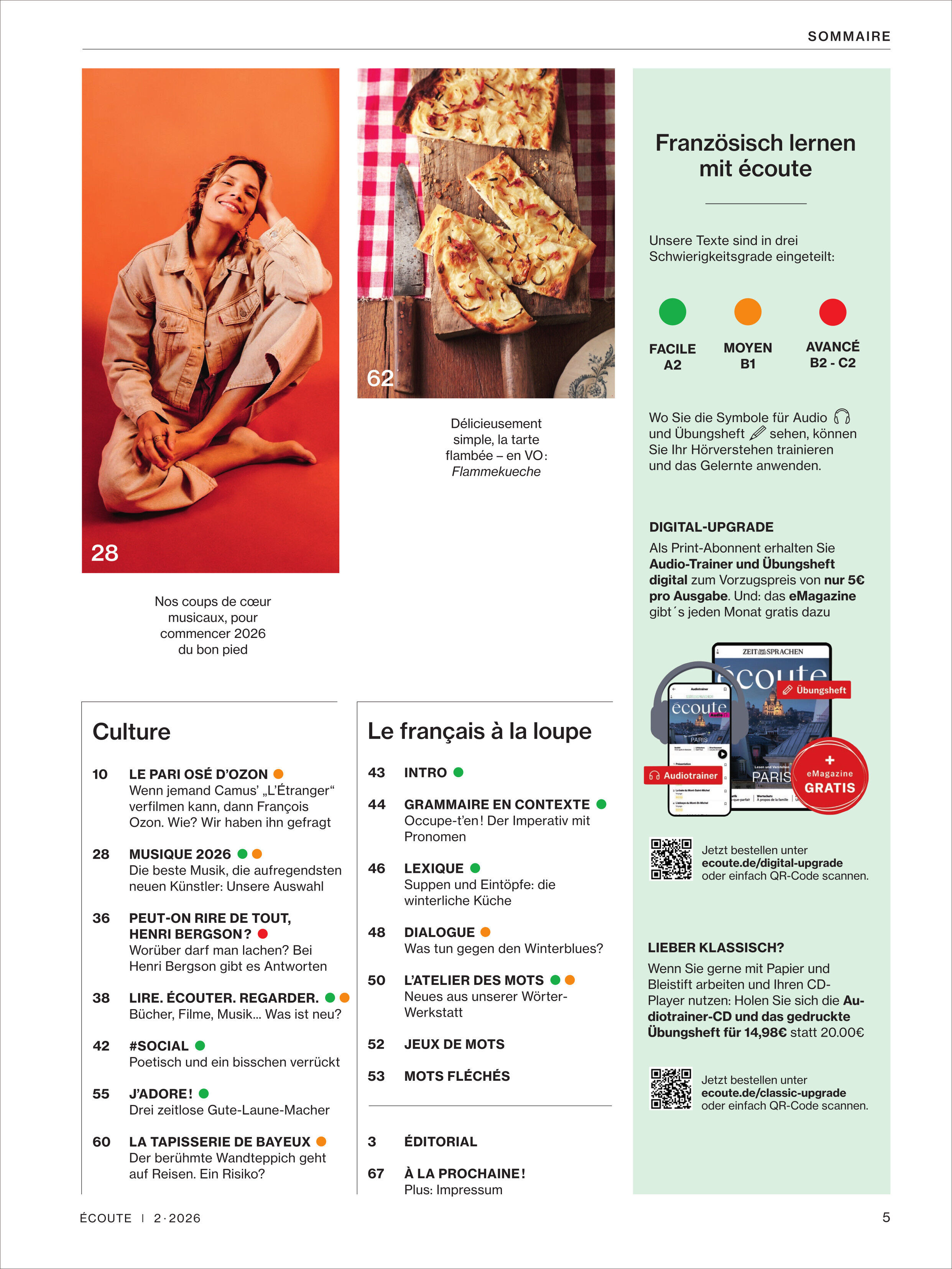 Detailreiche Magazinseite mit einer entspannt posierenden jungen Frau in orangefarbener Kleidung, einem Teller mit Gebäck, strukturiertem Text zu französischen Sprachkursen und kulturellen Themen. Rubriken, Inhaltsverzeichnis und Produktinformationen prägen das klar strukturierte Layout.
