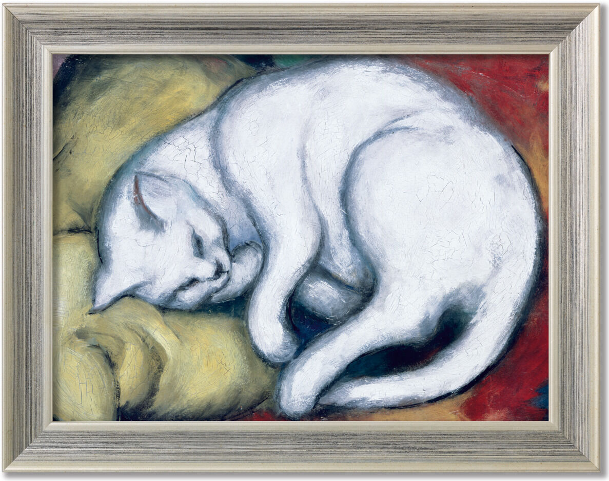 Ein expressionistisches Gemälde von Franz Marc zeigt eine weiße Katze, die auf einem gelben Kissen schläft. Die Farben Weiß, Gelb, Blau, Rot und Schwarz dominieren das Bild, das 1912 entstanden ist.