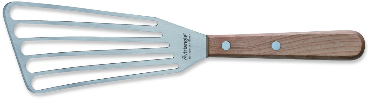 Ein Pfannenwender mit einem Holzgriff und einem Edelstahlkopf mit Schlitzen.