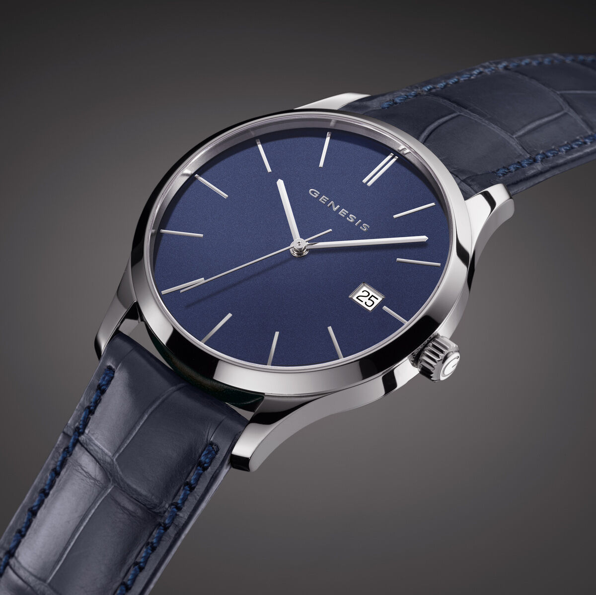 Die ZEIT Sonderedition GENESIS »Aura« in Blau ist eine luxuriöse Armbanduhr mit einem tiefblauen Zifferblatt und einem hochwertigen Lederarmband. Das Edelstahlgehäuse umgibt die feinen Zeiger und Ziffern, während ein kleiner Datumsanzeiger das Design ergänzt.