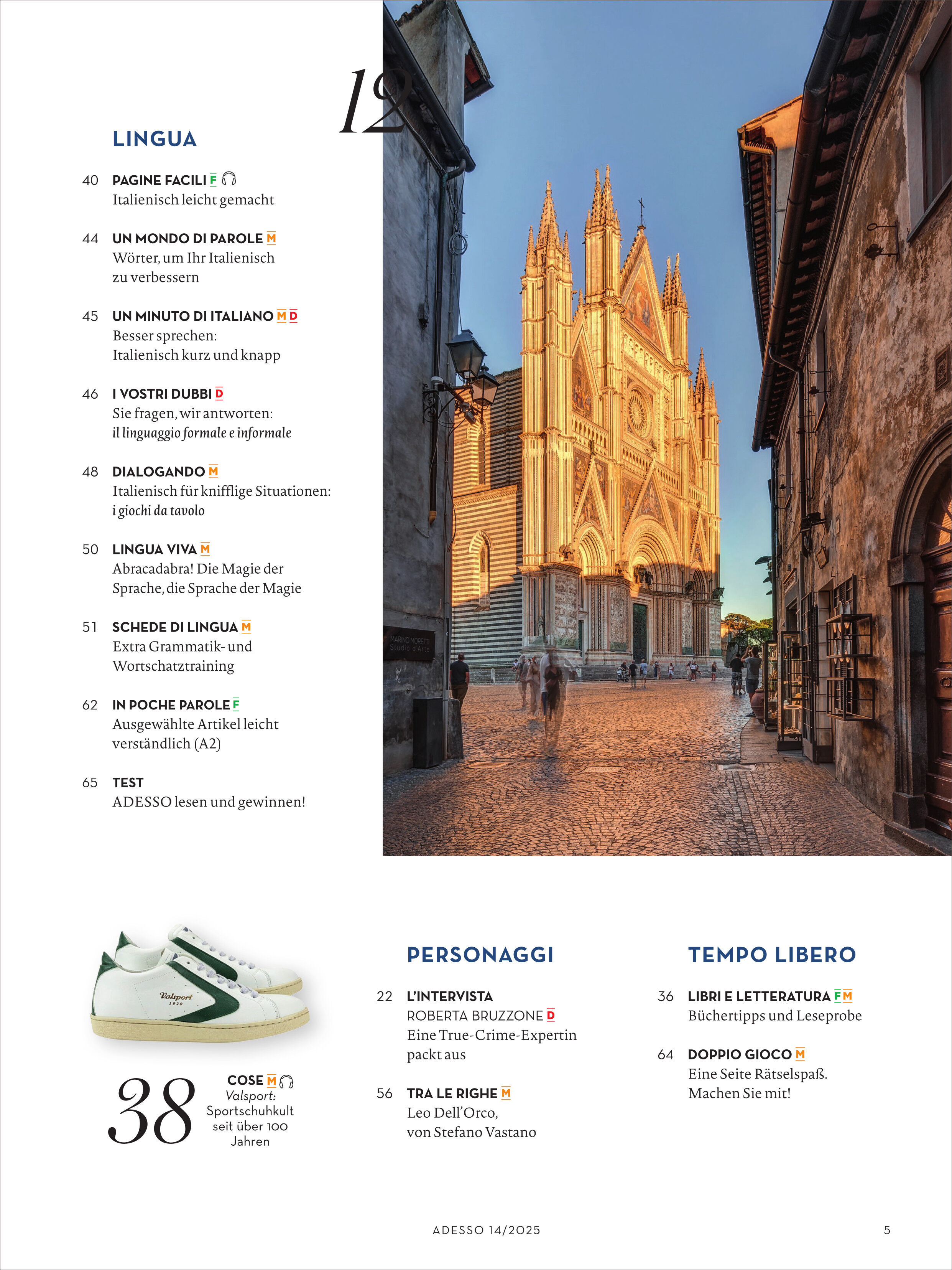 Auf dem Bild ist eine Magazinseite des Adesso Magazins 14/2025 zu sehen. Rechts zeigt ein großes Foto den beleuchteten Dom von Orvieto am Abend, flankiert von alten Steinhäusern. Links sind im Magazin Inhaltsverzeichnis Themen rund um italienische Sprache und Kultur sowie ein grüner Sneaker abgebildet.