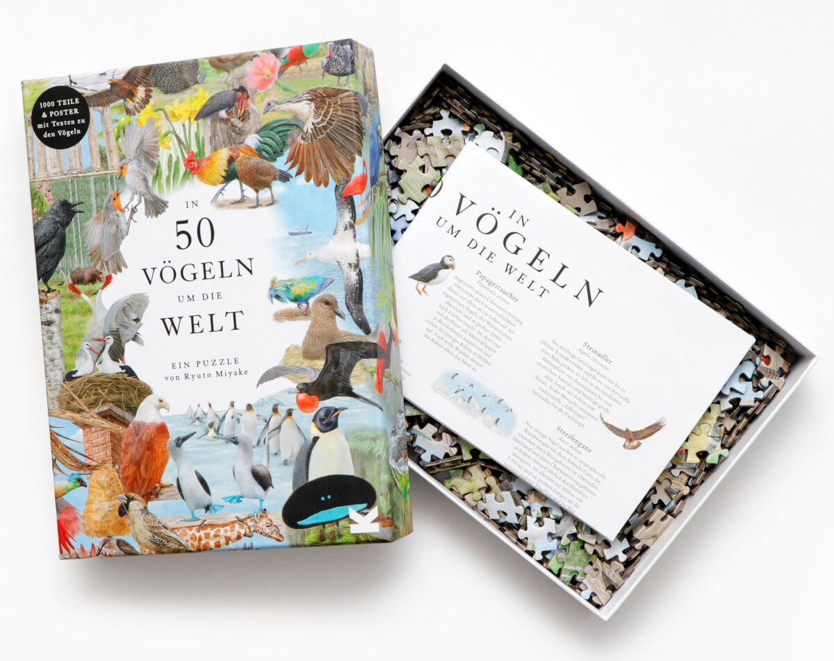 Das Bild zeigt das Puzzle »In 50 Vögeln um die Welt« von Unendliche Welten. Der Karton ist geöffnet und zeigt lose Puzzleteile sowie ein Begleitheft mit Informationen zu verschiedenen Vogelarten. Das Cover des Puzzles ist bunt gestaltet und zeigt verschiedene Vogelarten in ihrer natürlichen Umgebung.