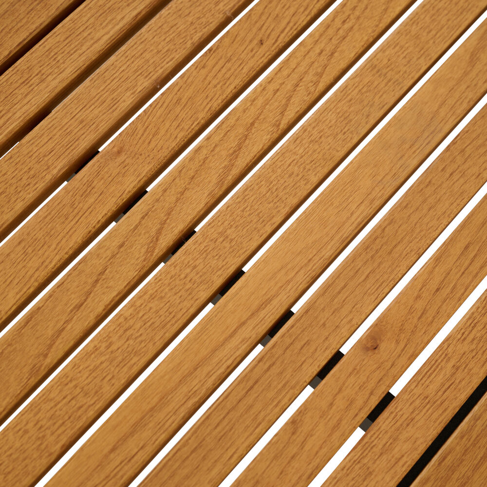Eine zweisitzige Holzbank mit parallelen Holzlatten, ideal für den Außenbereich, wie Terrassen oder Gärten.