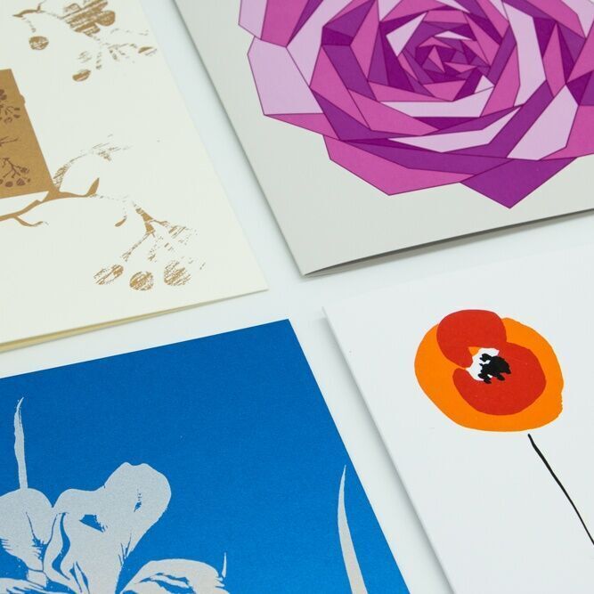 Ein Set mit Grußkarten, das aus acht kunstvoll gestalteten Karten mit Blumendesigns besteht. Die Karten haben verschiedene Farben wie Lila, Orange, Blau, Weiß, Rot und Gelb. Jede Karte zeigt eine andere Blumenillustration und ist ideal für verschiedene Anlässe wie Geburtstage, Hochzeiten, Muttertag und mehr.
