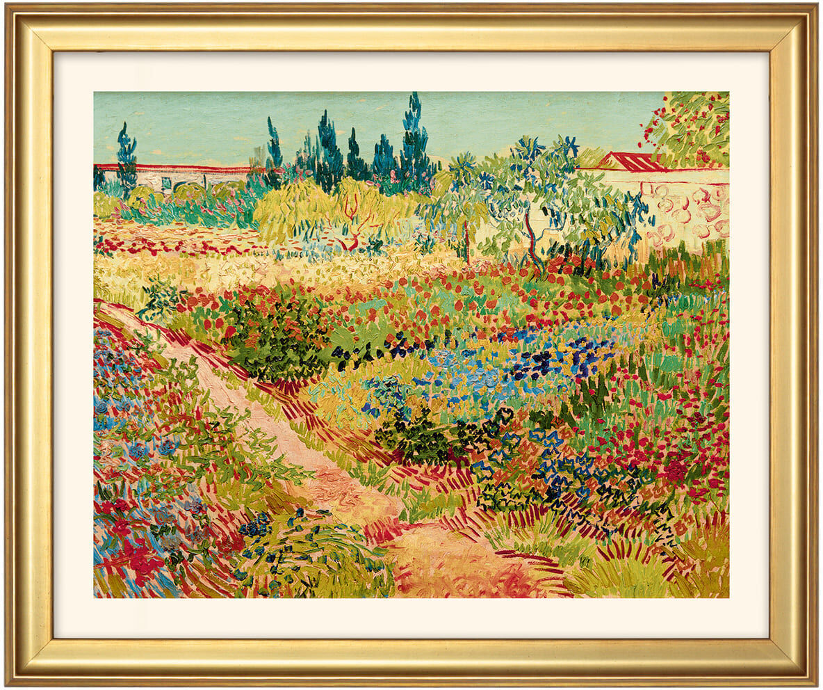 Ein Gemälde von Vincent van Gogh zeigt eine bunte Landschaft mit grünen Bäumen, blühenden Blumen und einem blau-gelben Himmel, eingerahmt in einem goldenen Rahmen.