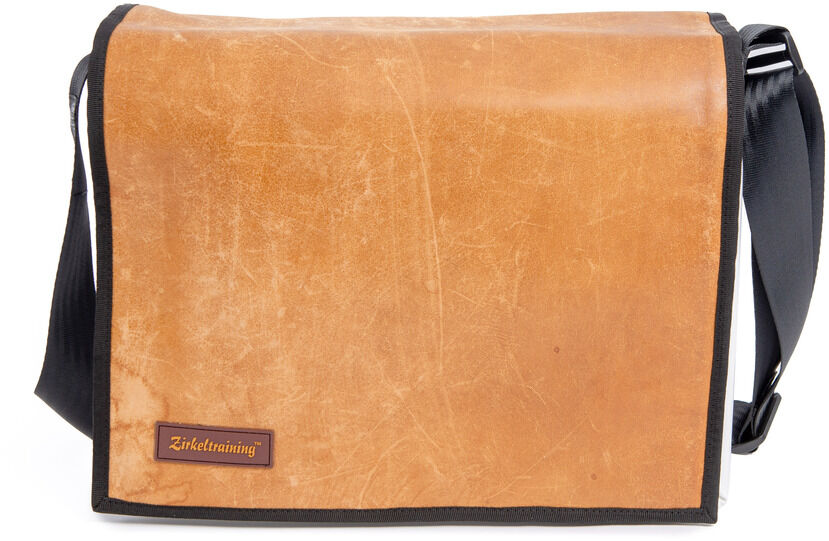 ZEIT-Tasche »Kasten« mit einem schwarzen Gurt. Die Tasche hat eine rechteckige Form und besteht aus Material in Lederoptik in Braun und Schwarz.