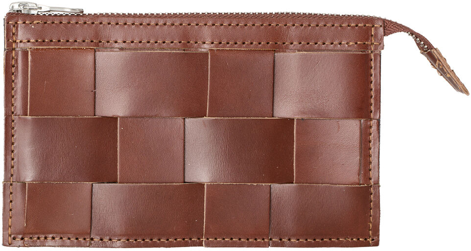 Braune Leder-Brieftasche »Näver« mit Flechtmuster und Reißverschluss. Flaches und minimalistisches Design, handgefertigt und stilvoll.