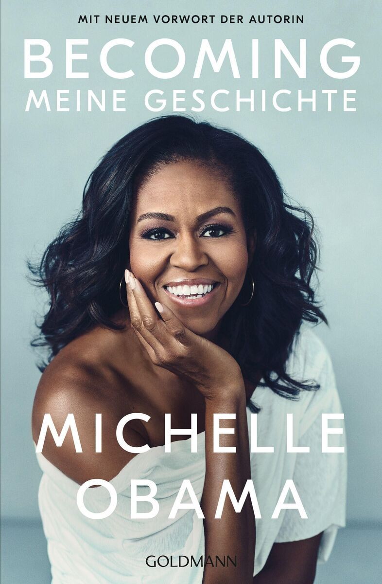 Das Cover des Buches 'BECOMING - Meine Geschichte' von Michelle Obama zeigt ein Porträt von Michelle Obama mit einem freundlichen Lächeln. Sie trägt ein weißes Oberteil und hat langes, dunkles Haar. Der Hintergrund ist grau. Der Titel des Buches und ihr Name sind in weißen Großbuchstaben geschrieben.