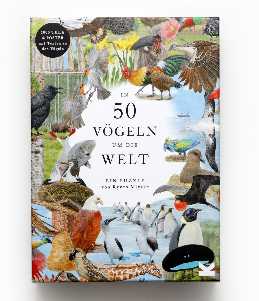 Das Bild zeigt das Puzzle »In 50 Vögeln um die Welt«. Zu sehen sind detaillierte Illustrationen verschiedener Vogelarten aus aller Welt vor einem weißen Hintergrund. Der Titel steht zentral in großen Buchstaben, und verschiedene Vogelarten wie Papageien, Enten, und Adler sind rundherum illustriert.