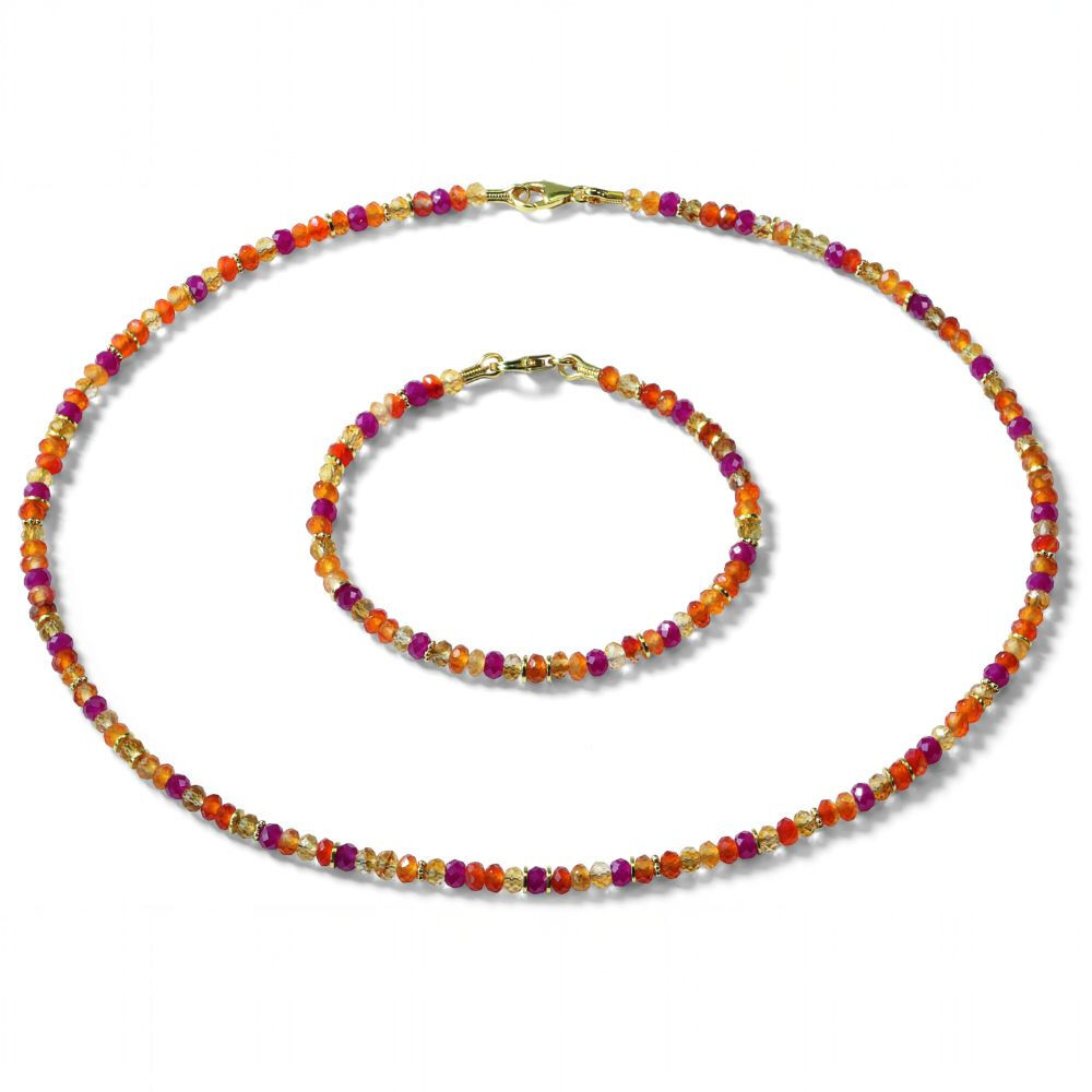 Farbenfrohes Schmuckset »Annabelle« der Marke Ars mundi aus vergoldetem 925er-Sterlingsilber, bestehend aus feiner Halskette und passendem Armband, besetzt mit polierten Kugeln aus Zitrin, Karneol und Korund in warmen Orange-, Rot- und Violetttönen, goldene Details.