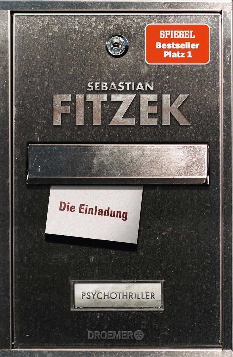 Das Bild zeigt das Buchcover von 'Die Einladung' von Sebastian Fitzek. Das Cover ist in Schwarz und Silber gehalten, mit einem roten Aufkleber oben rechts, der darauf hinweist, dass das Buch ein Spiegel Bestseller ist. Unterhalb des Namens 'Sebastian Fitzek' befindet sich ein Briefkasten mit einer teilweise hineingesteckten Einladungskarte, auf der 'Die Einladung' steht. Unten auf dem Cover steht das Wort 'Psychothriller'.