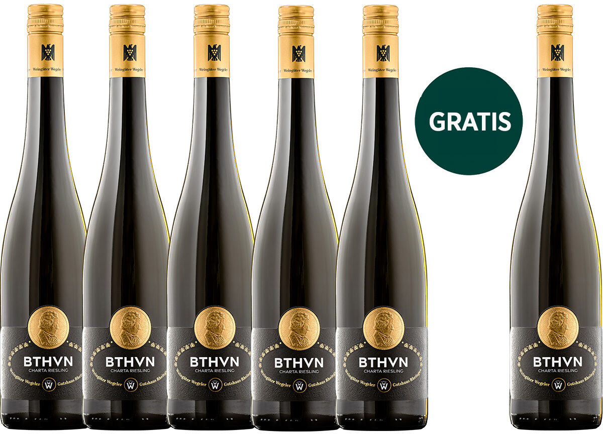Sechs Flaschen ZEIT-Weinedition »BTHVN« Riesling 2024 vom Weingut Wegeler in dunklen, eleganten Flaschen mit goldgelbem Etikett und Schraubverschluss. Ein rundes grünes Gratis-Signet hebt die besondere Aktion hervor. Perfekt für Weinliebhaber und Geschenke.