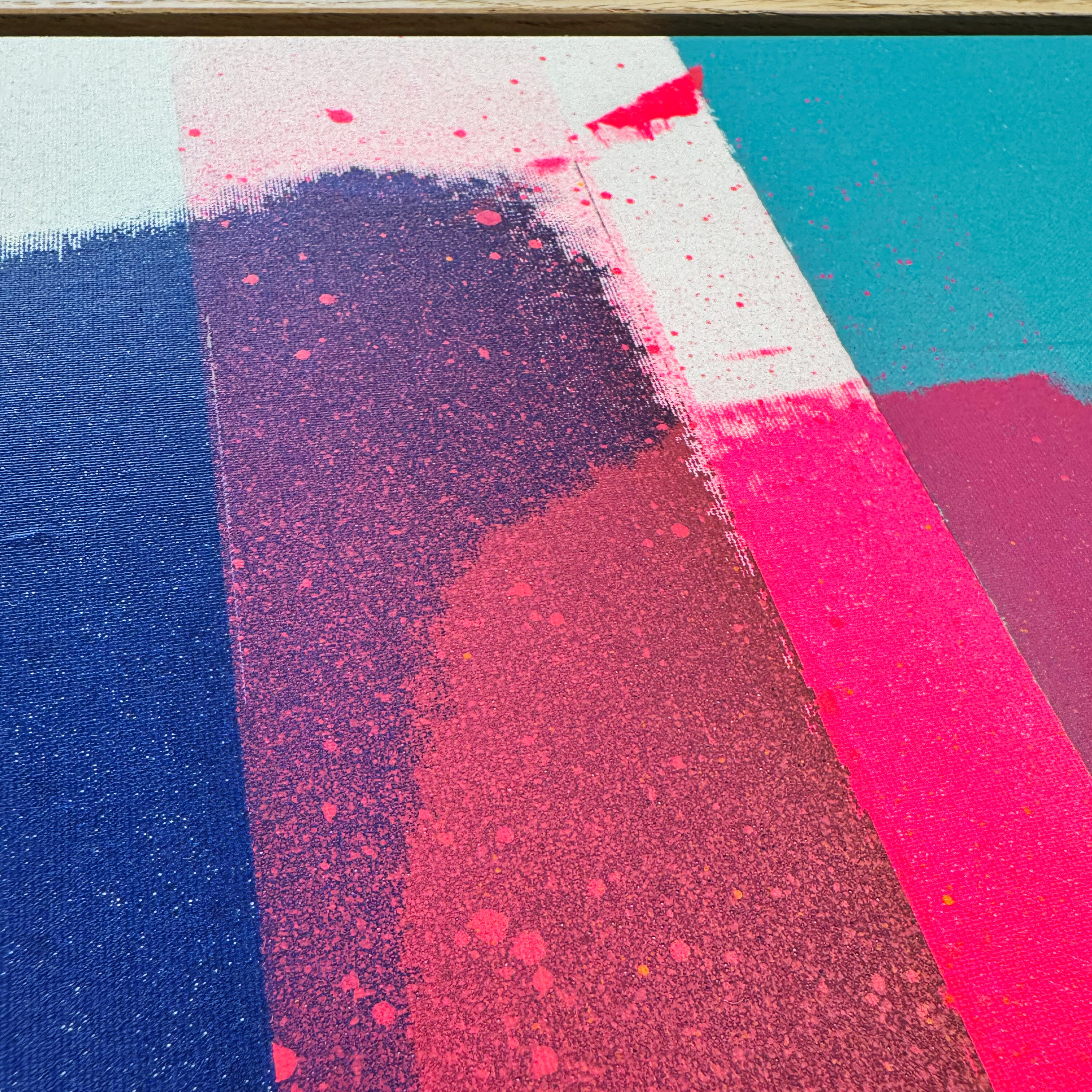 Abstraktes Siebdruckbild mit geometrischen Formen sowie dynamischen Farbspritzern in Pink-, Blau- und Lilatönen auf weißem Untergrund. Das Kunstwerk ist einzigartig und besticht durch kräftige Farbakzente sowie einen modernen, individuellen Stil.