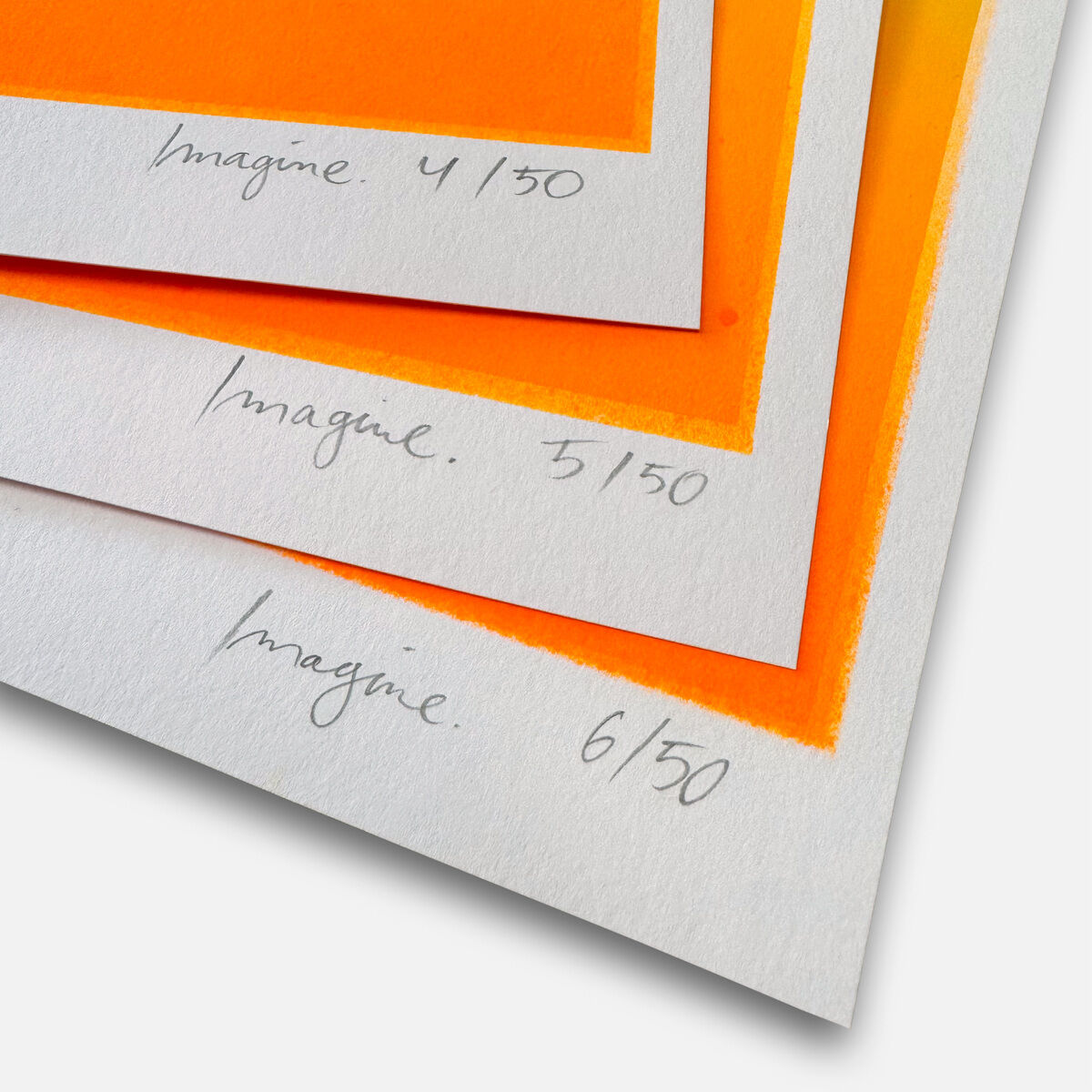 Nahaufnahme von drei aufeinander-liegenden Kunstdrucken aus der ZEIT-Sonderedition »Imagine« von Daniel Lisson. Sichtbar sind leuchtende Gelb- und Orangetöne mit sanften Farbverläufen sowie die künstlerischen Signaturen und Nummerierungen (4/50, 5/50, 6/50) auf weißem, hochwertigem Papier.