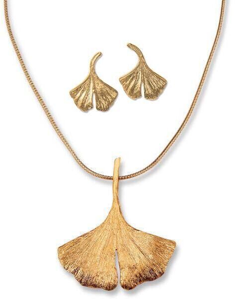 Ein elegantes Schmuckset bestehend aus einer Halskette und Ohrringen in Form von Ginkgo-Blättern, alles in einem goldenen Farbton gehalten.