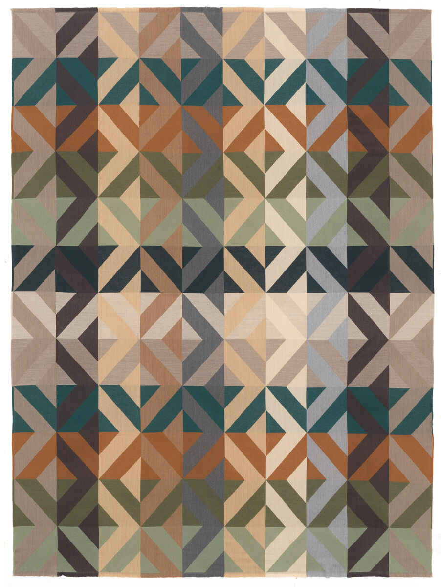 Eine Decke mit dem Namen »Orlando« in einem geometrischen Muster, das aus Braun-, Beige-, Grün-, Blau- und Cremetönen besteht. Die Decke ist farbenfroh, stilvoll und wirkt gemütlich.