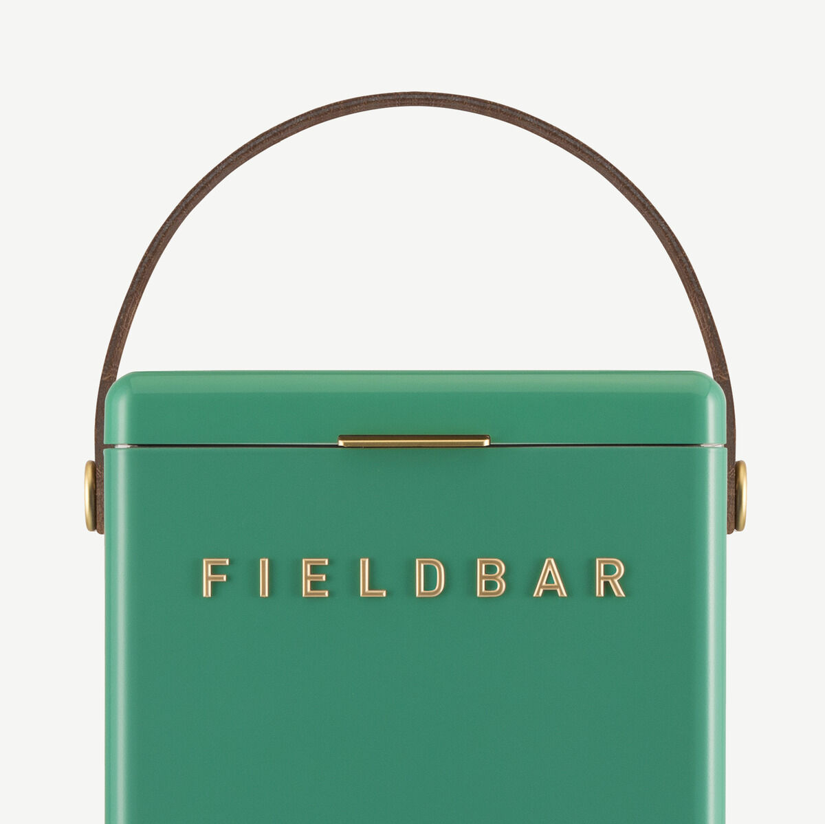 Eine grüne, tragbare Getränkebox im Retro-Design mit einem braunen Handgriff und goldenen Schriftzügen der Marke Fieldbar.