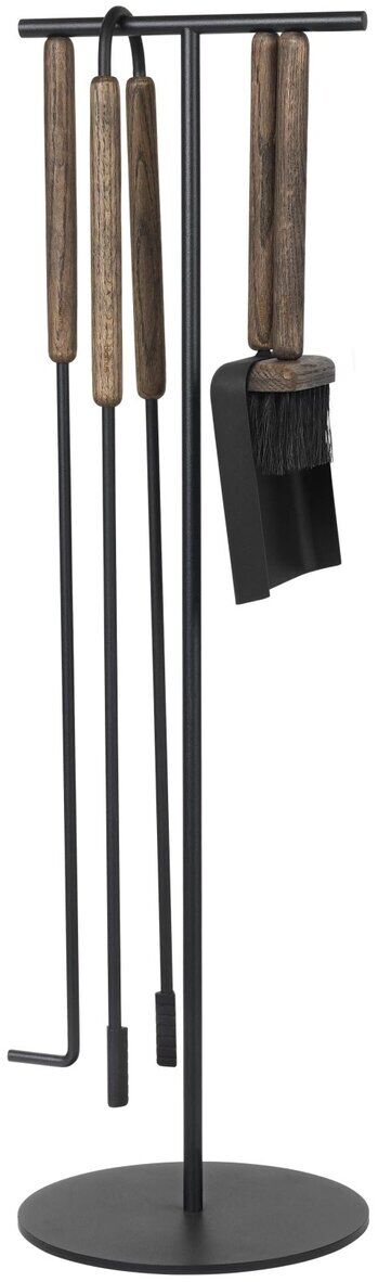Kaminbesteck 'ASHI' bestehend aus vier Werkzeugen mit Holzgriffen an einem schwarzen Ständer. Das Set umfasst Schürhaken, Schaufel, Besen und Zange, alle in modernem, minimalistischem Design. Das Bild zeigt das Set auf hellem Hintergrund, geeignet für den Gebrauch am Kamin oder Ofen.