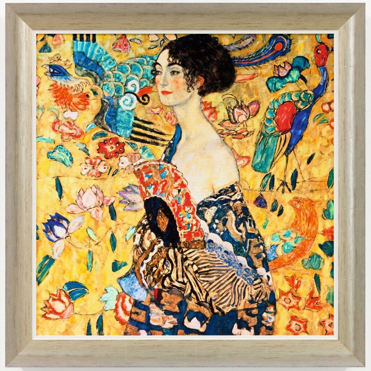 Das Bild zeigt Gustav Klimts Gemälde »Dame mit Fächer« aus den Jahren 1917/18. Es zeigt eine Frau mit schwarzen Haaren und rötlich geschminkten Lippen, die einen kunstvoll verzierten Fächer hält. Umgeben von orientalischen Motiven, Blumen und Vögeln, wird das Bild von überwiegend goldenen, blauen, roten, gelben, grünen, rosa und orangen Farben dominiert.