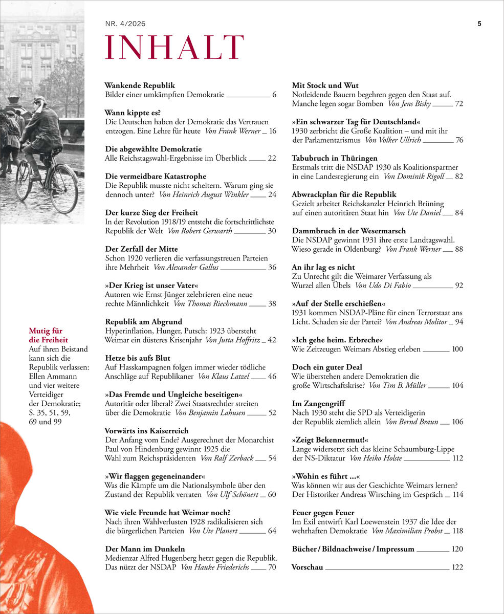 Inhaltsverzeichnis der ZEIT GESCHICHTE 4/26 mit roten Überschriften, schwarzem Fließtext und Kapiteleinteilungen. Links unten eine rote, halbtransparente Illustration einer Person, oben links ein Schwarz-Weiß-Foto von Radfahrern auf nassem Pflaster.