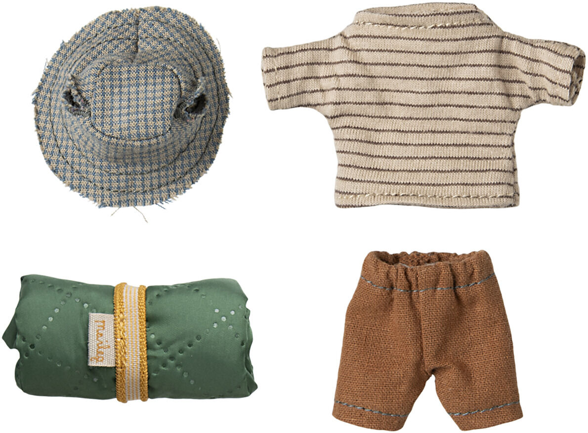 Vierteiliges Puppenzubehör-Set bestehend aus gestreiftem Pullover, brauner Hose, grün zusammengerolltem Schlafsack mit gelbem Band und blau kariertem Hut, passend für den Maileg großen Bruder »Wandermaus«.