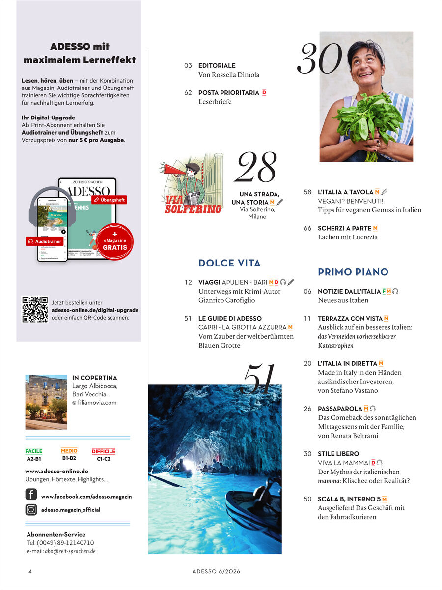 Magazinseite mit Inhaltsverzeichnis von Adesso 6/2026. Oben ein Foto einer Frau mit Gemüse, unten ein Bild von einem Kajakfahrer in einer blauen Grotte. Übersichtliche Rubriken, italienische Kultur, Genuss und Reisetipps, moderne Gestaltung, vieles mit Italienbezug.