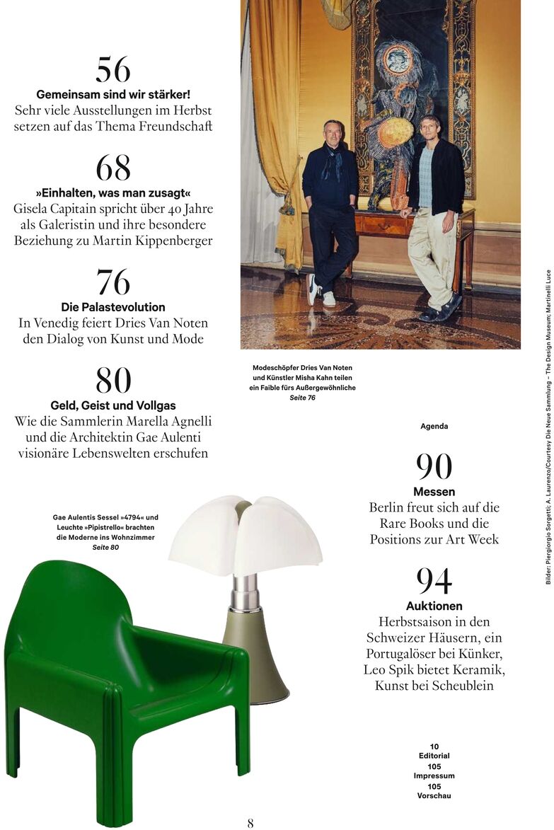 Detailreiche Magazinseite mit Inhaltsangabe und Foto: Zwei Männer stehen vor einem goldfarbenen Kamin in elegantem Raum. Zu sehen sind eine grüne Designerstuhl-Ikone, eine weiße Pilz-Tischleuchte, goldene Vorhänge sowie kunstvolle Wandmalereien und Teppiche.