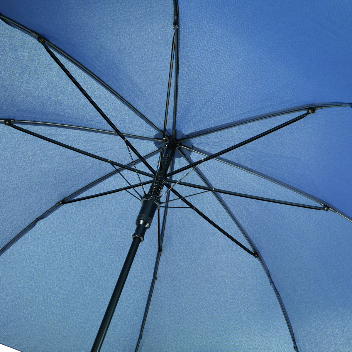 Nahaufnahme eines geöffneten blauen Regenschirms mit schwarzen Metallrippen.