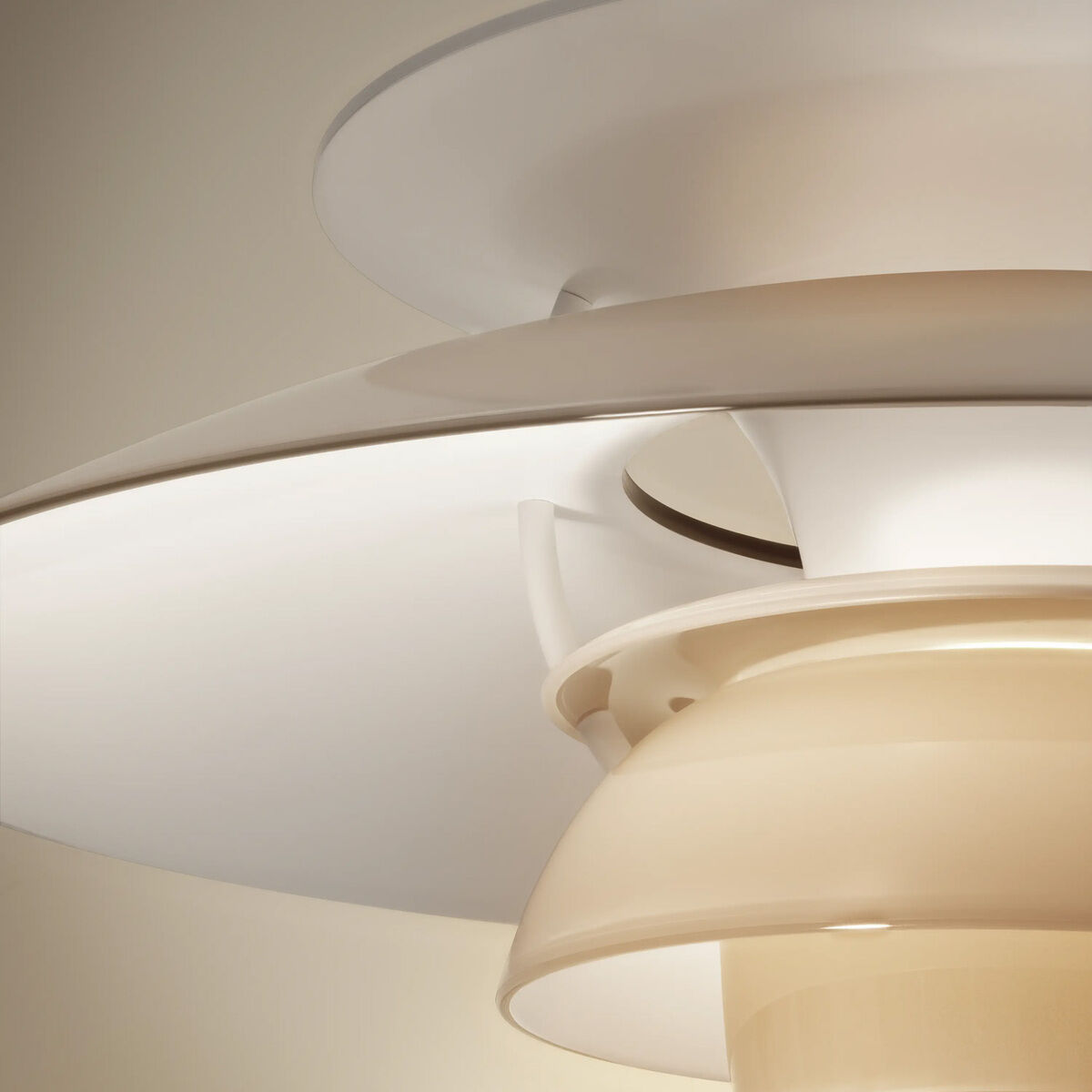 Detailaufnahme der Hängeleuchte »PH 5 320« von Louis Poulsen in opal beige. Die geschwungenen, reflektierenden Schirme aus glänzendem Polymer streuen das Licht sanft und blendfrei. Ruhiges, elegantes Design mit hochwertiger Verarbeitung, ideal für moderne Innenräume.