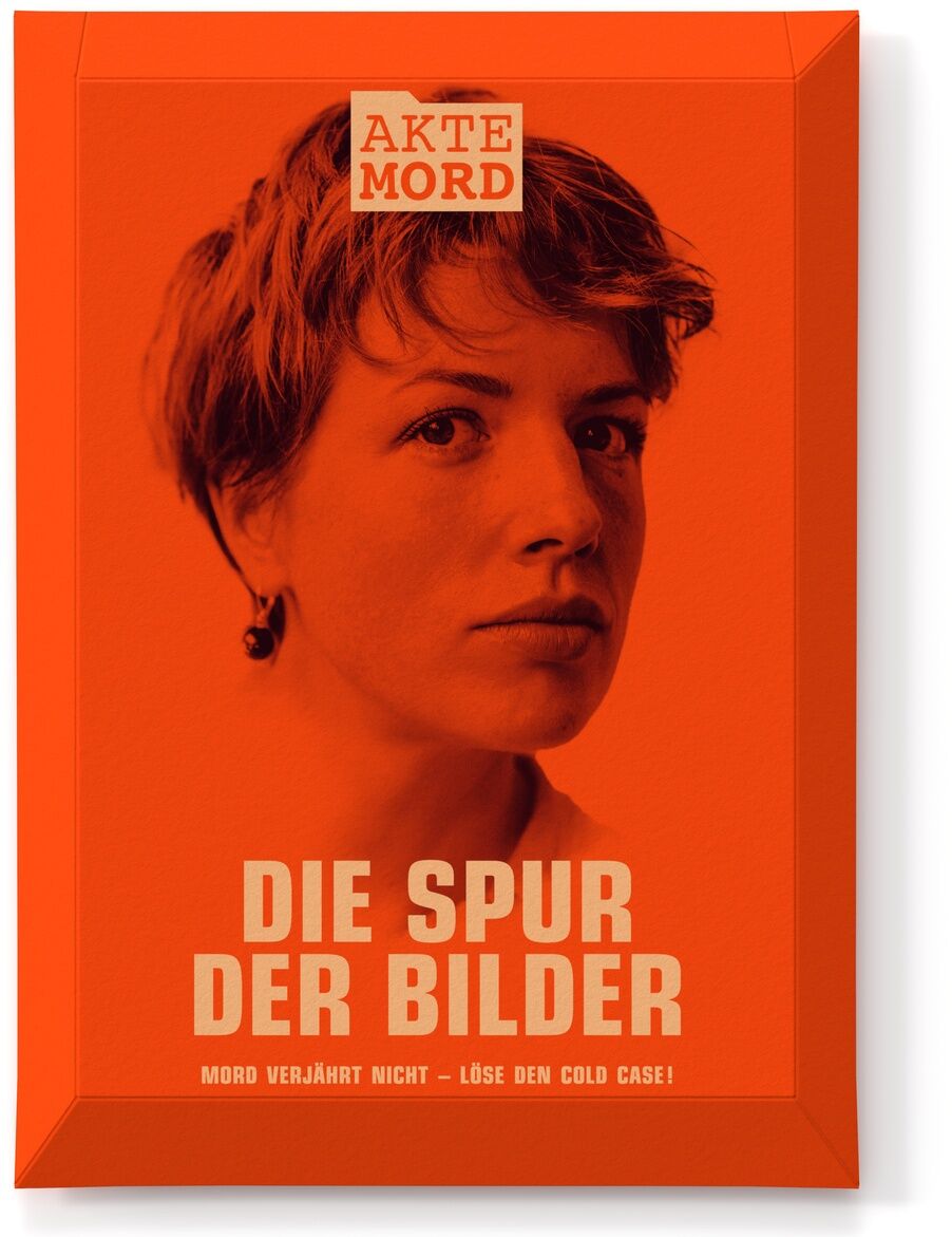 Das Bild zeigt die Vorderseite des Krimi-Spiels »Akte Mord - Die Spur der Bilder«. Die Verpackung ist in kräftigem Orange gehalten und zeigt das Porträt einer Frau sowie den Titel des Spiels in weißen Großbuchstaben.