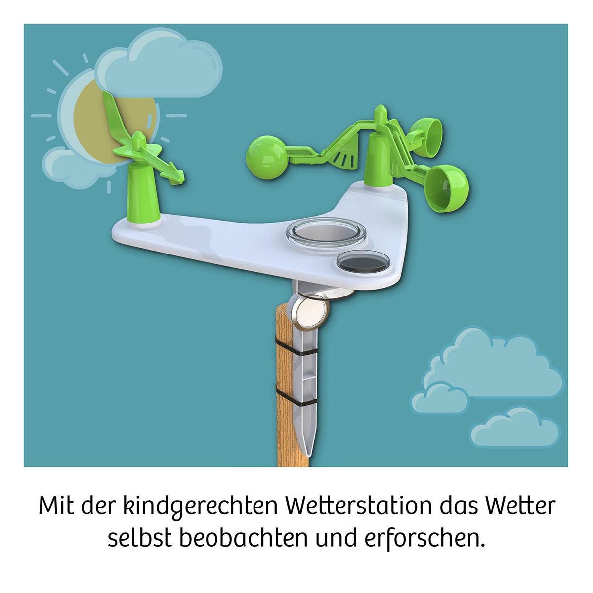 Eine kindgerechte Wetterstation mit grünem Windmesser, Thermometer und Regenmesser auf einem Holzstab vor einem illustrierten Himmel mit Sonne und Wolken. Die Station ist zum Beobachten und Forschen für Kinder geeignet.