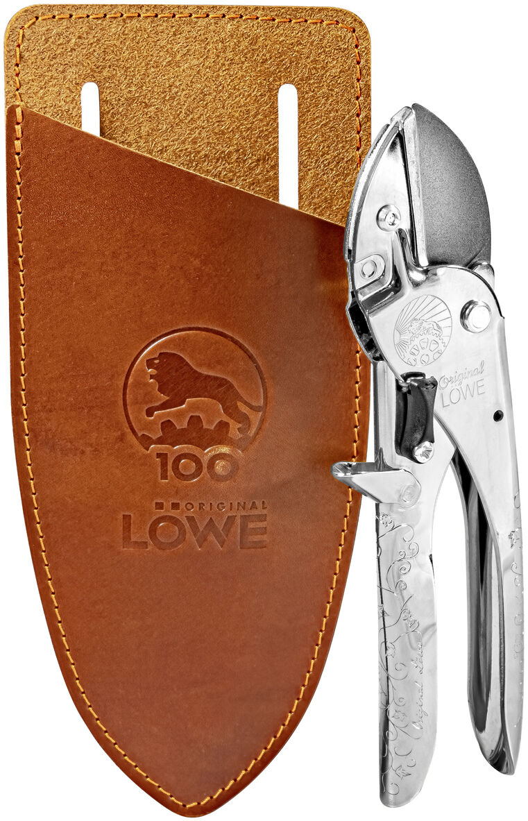 Edition Original Löwe Amboss Schere mit Lederholster. Hochwertiges Schneidewerkzeug aus Metall mit ergonomischem Griff und robustem Lederschutz. Ideal für Gartenarbeit und Landschaftsgestaltung.