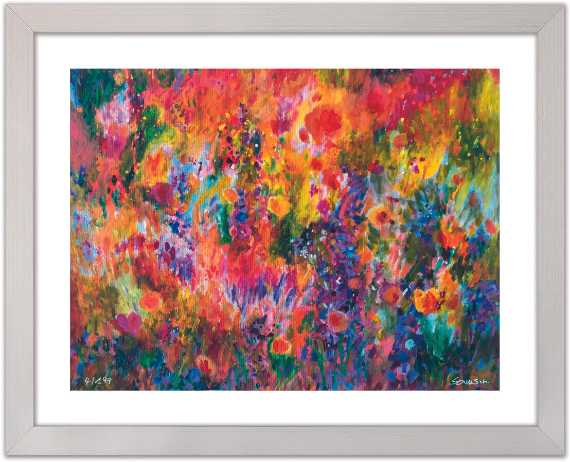Ein abstraktes, buntes Gemälde von Anne Samson mit dem Titel »Sonniger Sonntag«. Es zeigt eine lebhafte Mischung aus roten, orangefarbenen, gelben, blauen und grünen Farben, die eine Blumenlandschaft darstellen. Das Kunstwerk ist von einem schlichten weißen Rahmen umgeben.