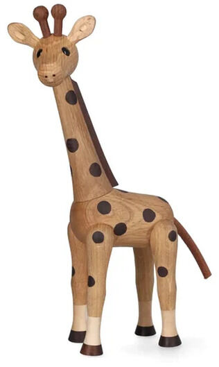 Holzfigur einer Giraffe, Variante Groß von Spring Copenhagen, mit naturgetreuen Proportionen und dunklen Punkten. Die Figur steht aufrecht, hat lange Beine und einen langen Hals. Die ausgeprägten Gelenke und Ohren verleihen ihr einen charmanten, freundlichen Ausdruck.