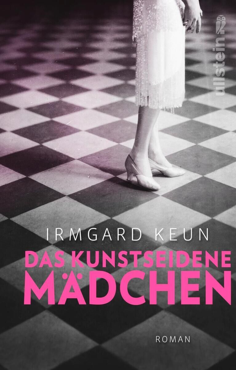 Das Cover des Buches 'Das kunstseidene Mädchen' von Irmgard Keun zeigt ein schwarzweiß karierten Boden und eine Frau im Kleid, die auf einem Bein steht. Der Titel des Buchs und der Autorinnenname sind in großen Buchstaben geschrieben, wobei 'Das kunstseidene Mädchen' in Rosa hervorgehoben ist.