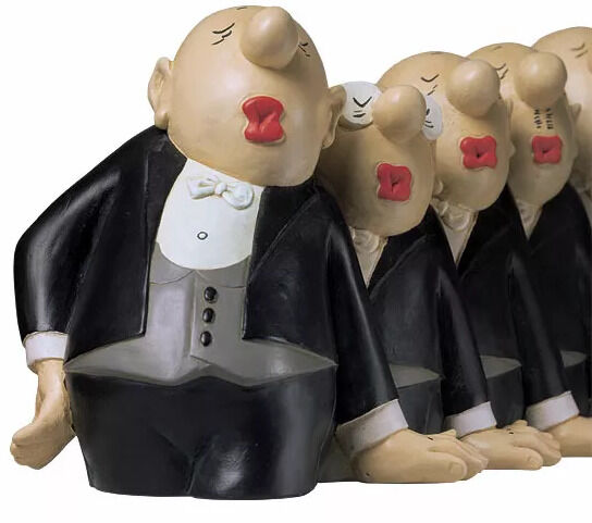 Eine Serie von Karikaturfiguren zeigt fünf Männer in schwarzen Smokings mit weißen Hemden und roten Lippen, die die Comedian Harmonists darzustellen scheinen.